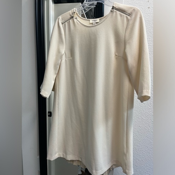 Cream sheath dress - Picture 3 of 4